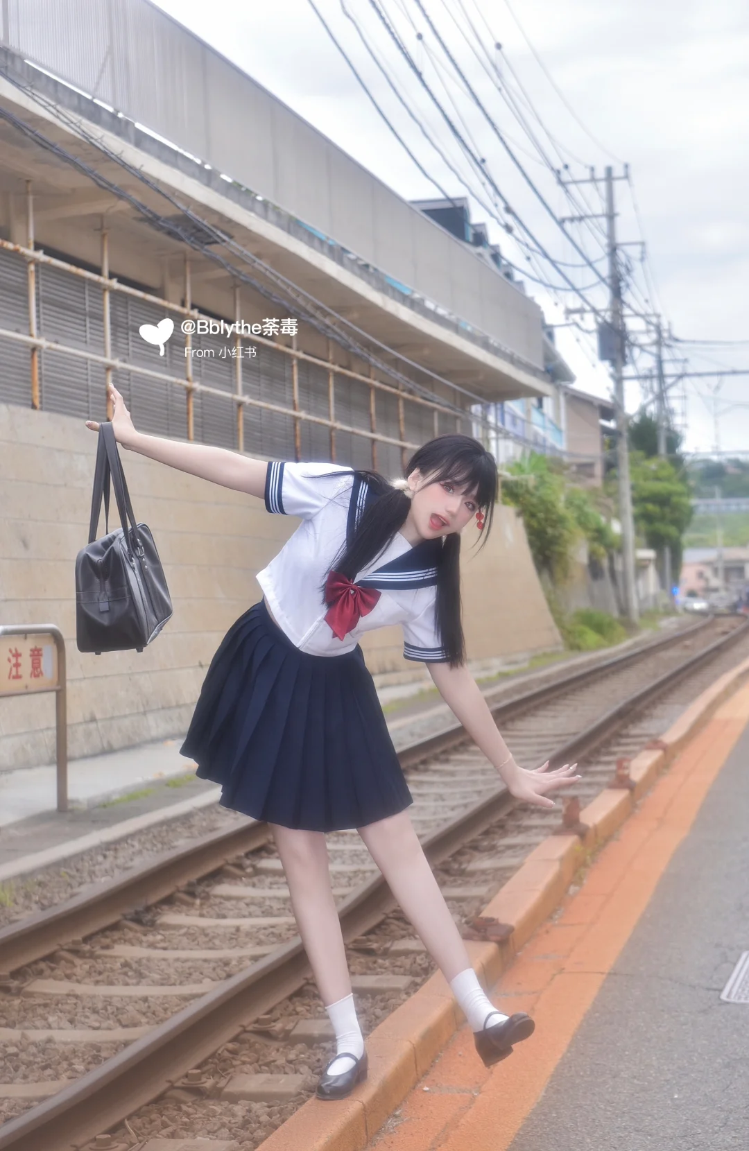 🇯🇵风吹过的红色领结和裙摆