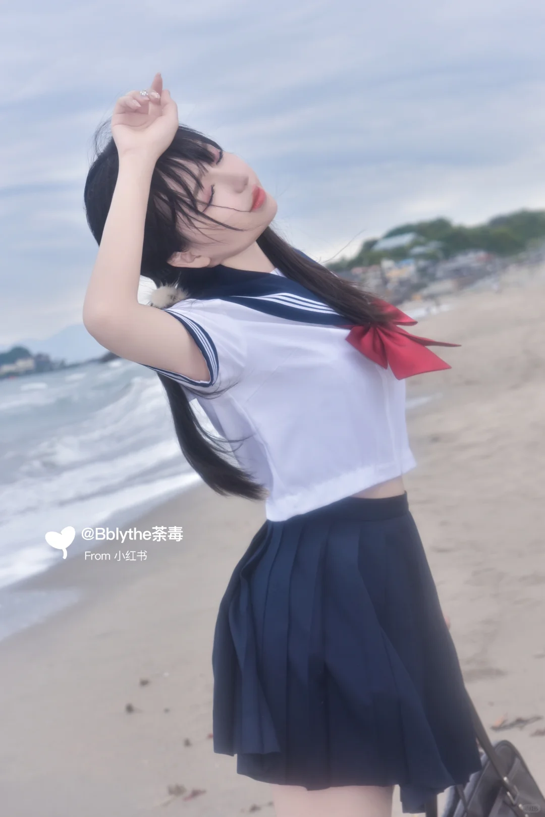 🇯🇵风吹过的红色领结和裙摆