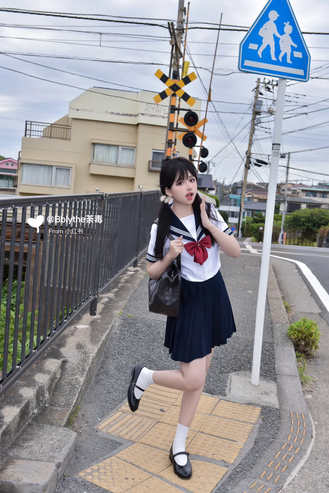 🇯🇵风吹过的红色领结和裙摆