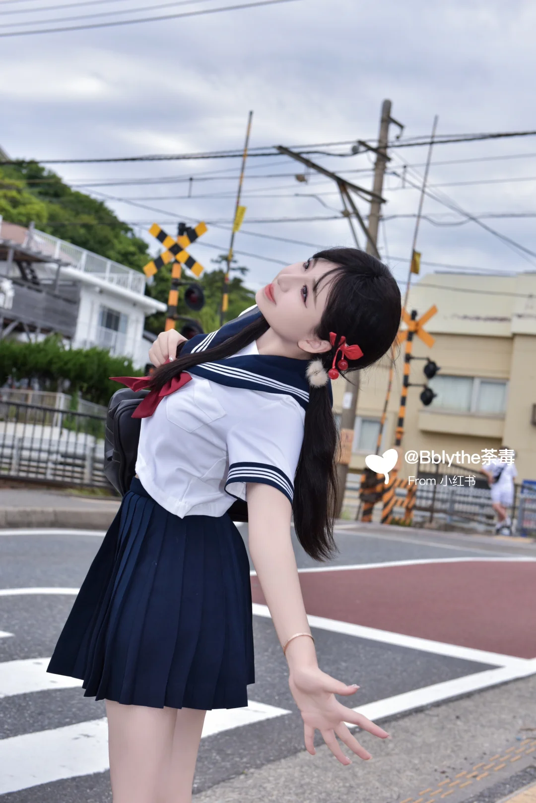 🇯🇵风吹过的红色领结和裙摆