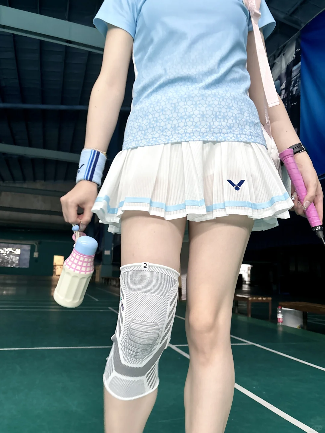 羽球女孩们😓别以为穿裙子打球很好看…