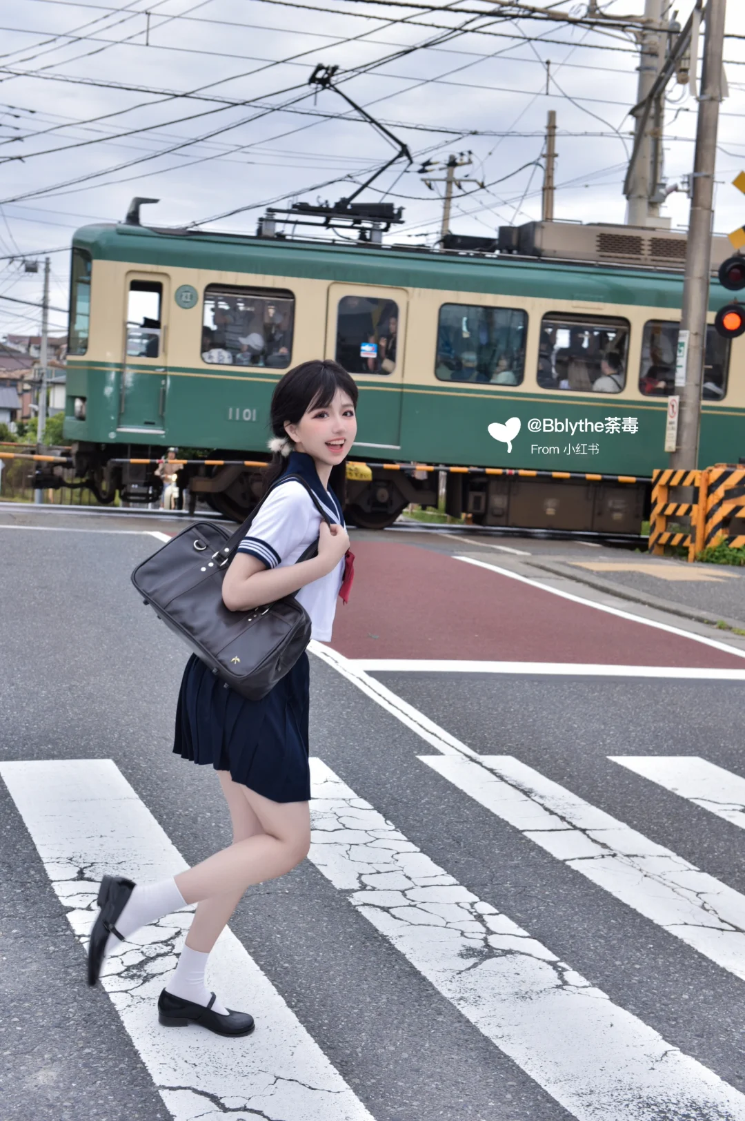 🇯🇵风吹过的红色领结和裙摆