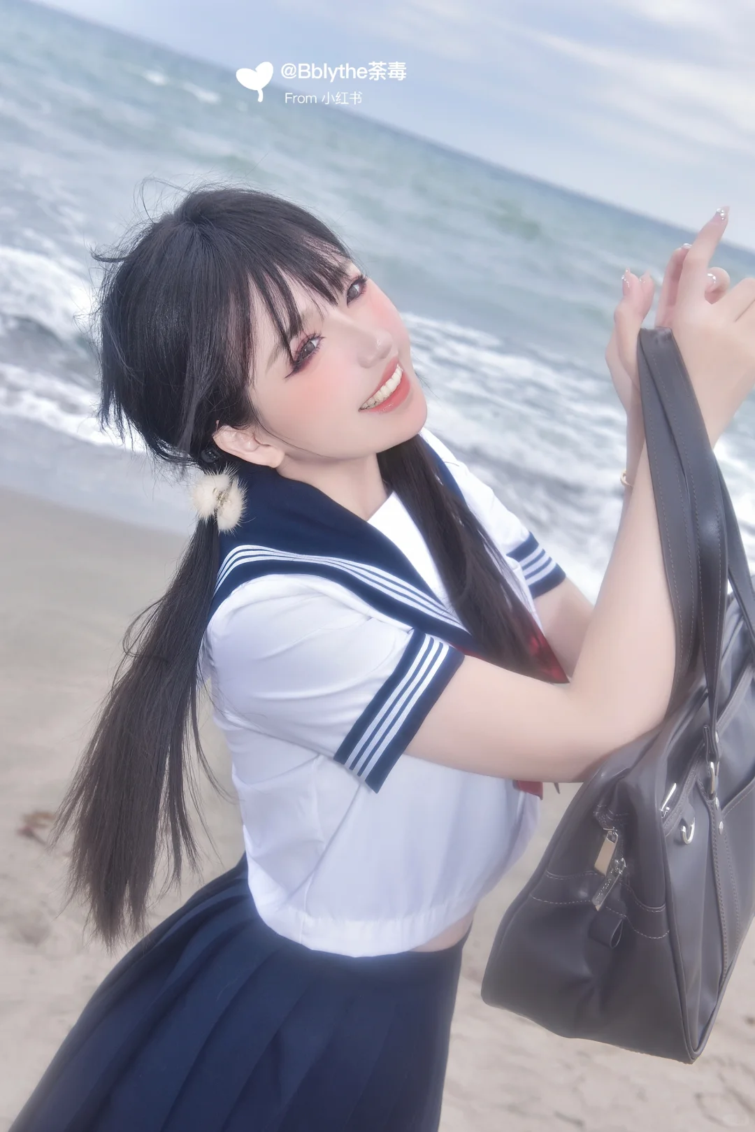 🇯🇵风吹过的红色领结和裙摆