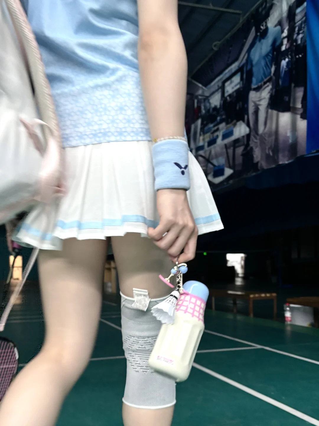 羽球女孩们😓别以为穿裙子打球很好看…