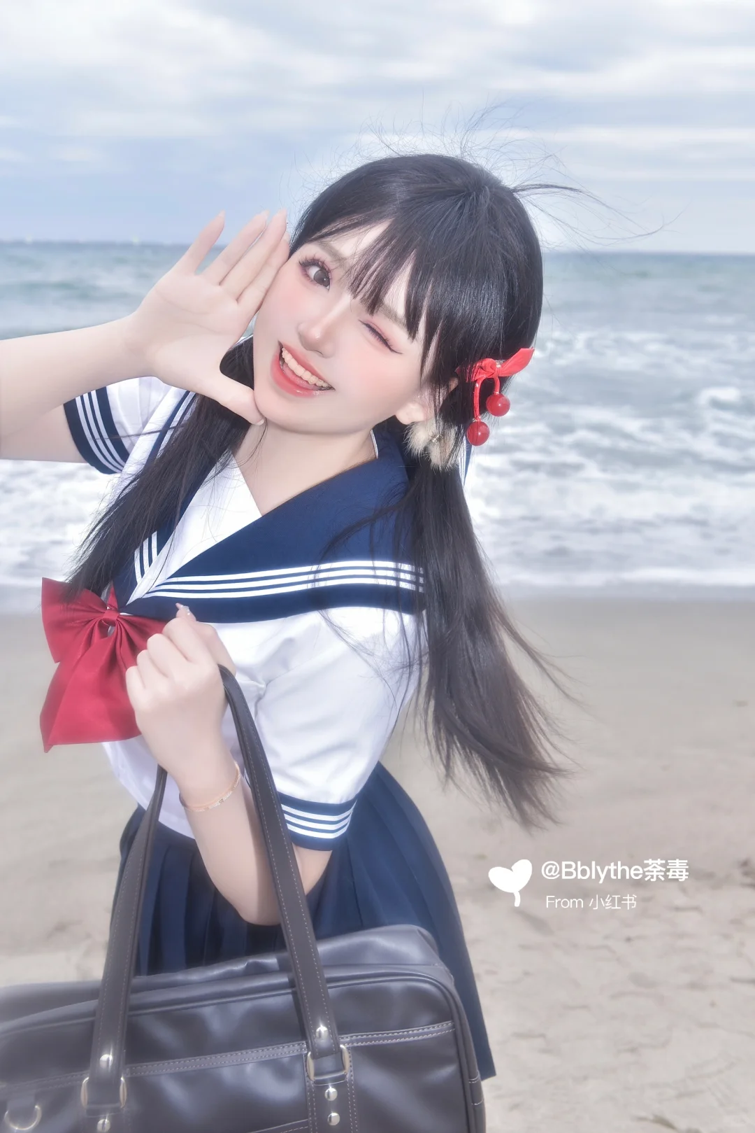 🇯🇵风吹过的红色领结和裙摆