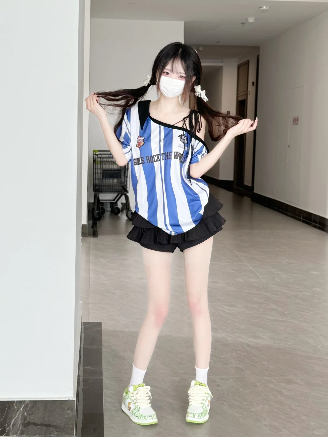 你摸摸我的衣服，看看是不是做你对象的料子