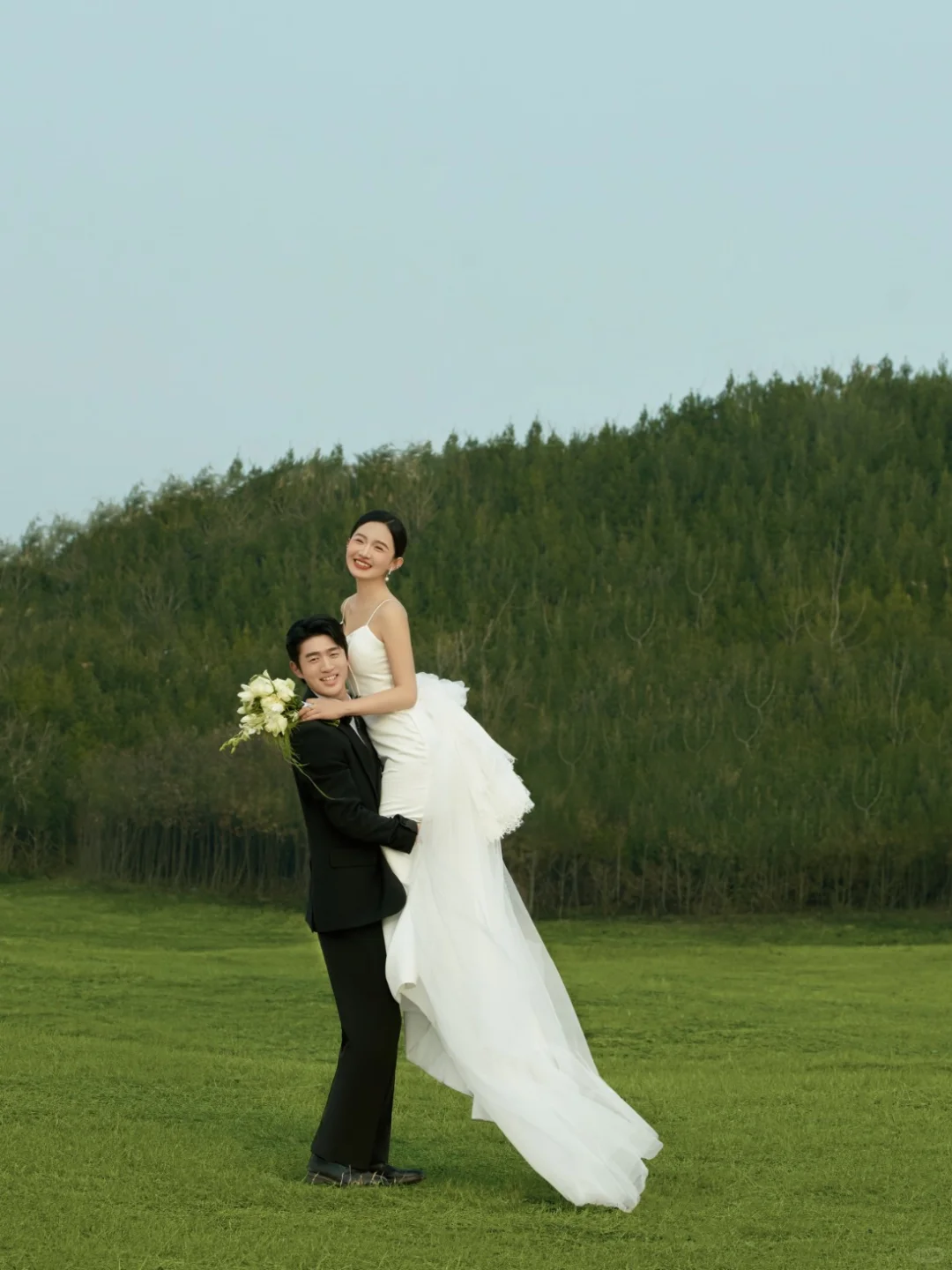 电影感森系草坪婚纱照太高级了❗️