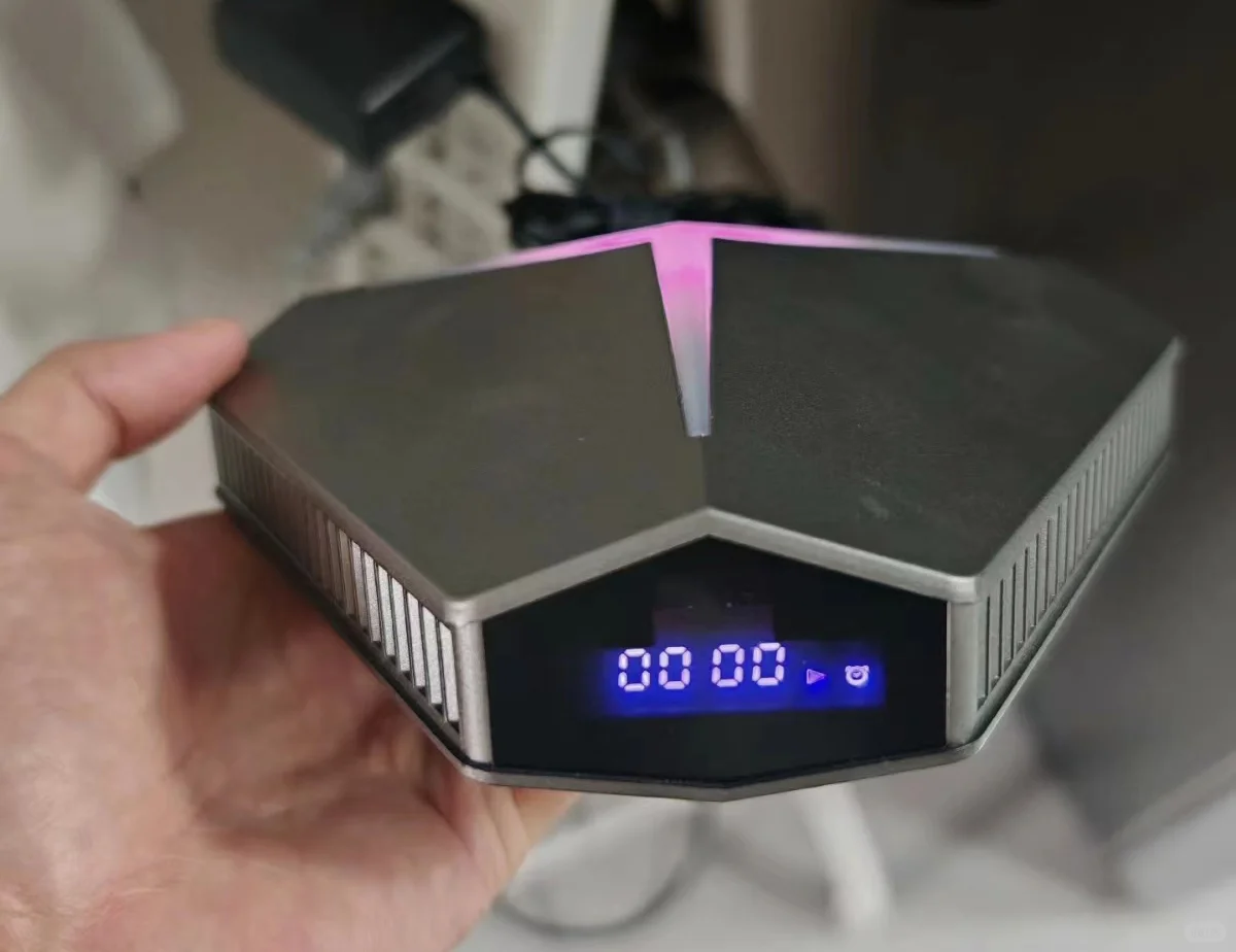 外观拉风的游戏盒子,安卓9.0+手柄就卖一百