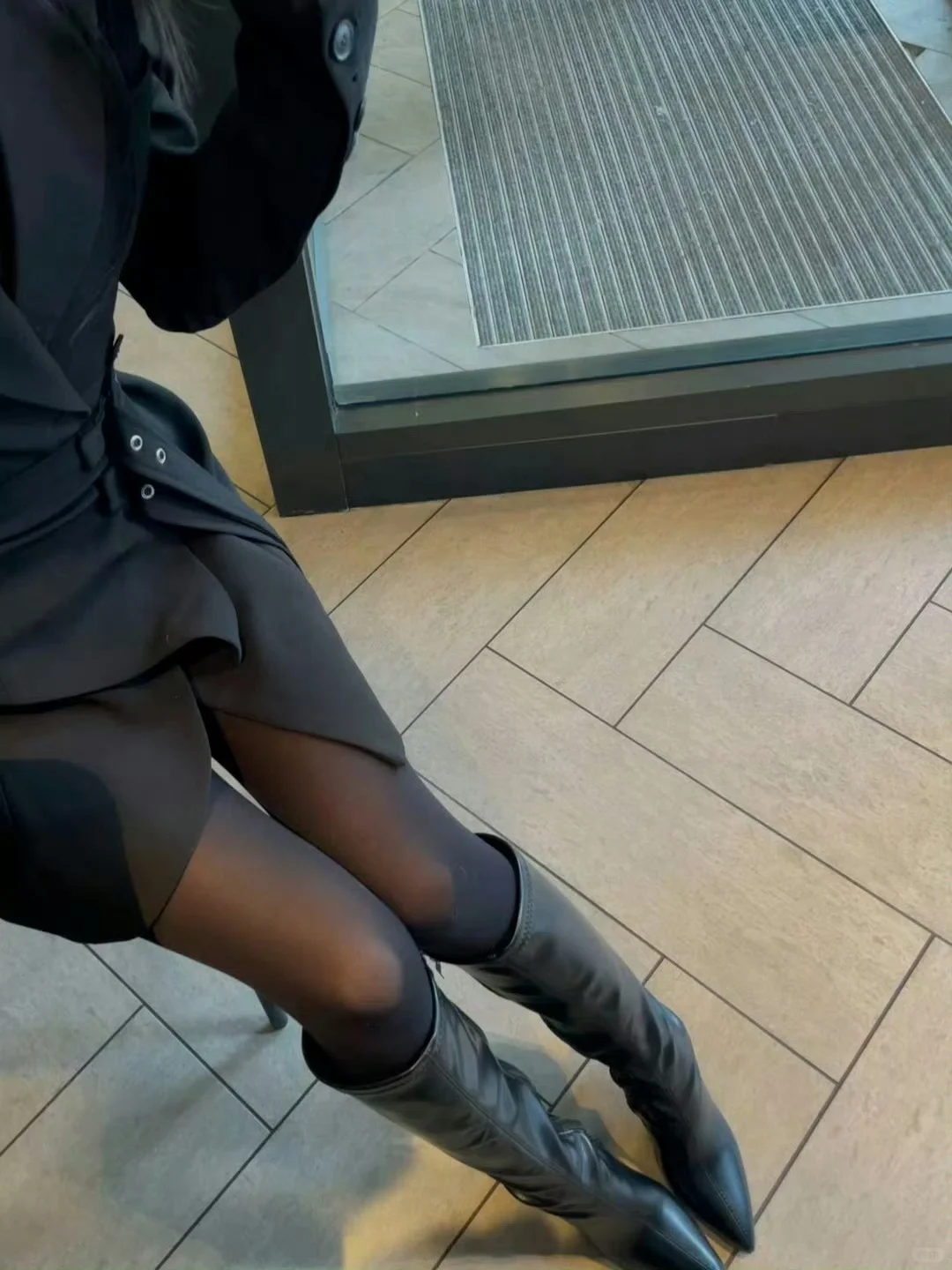 人生第一次偷偷穿丝袜！这也太刺激了吧！🖤✨