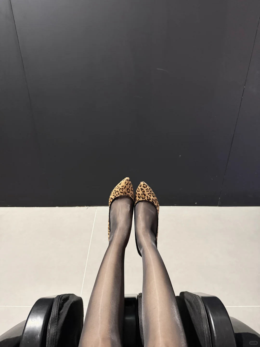 豹纹高跟鞋👠和油亮丝袜的碰撞就很…