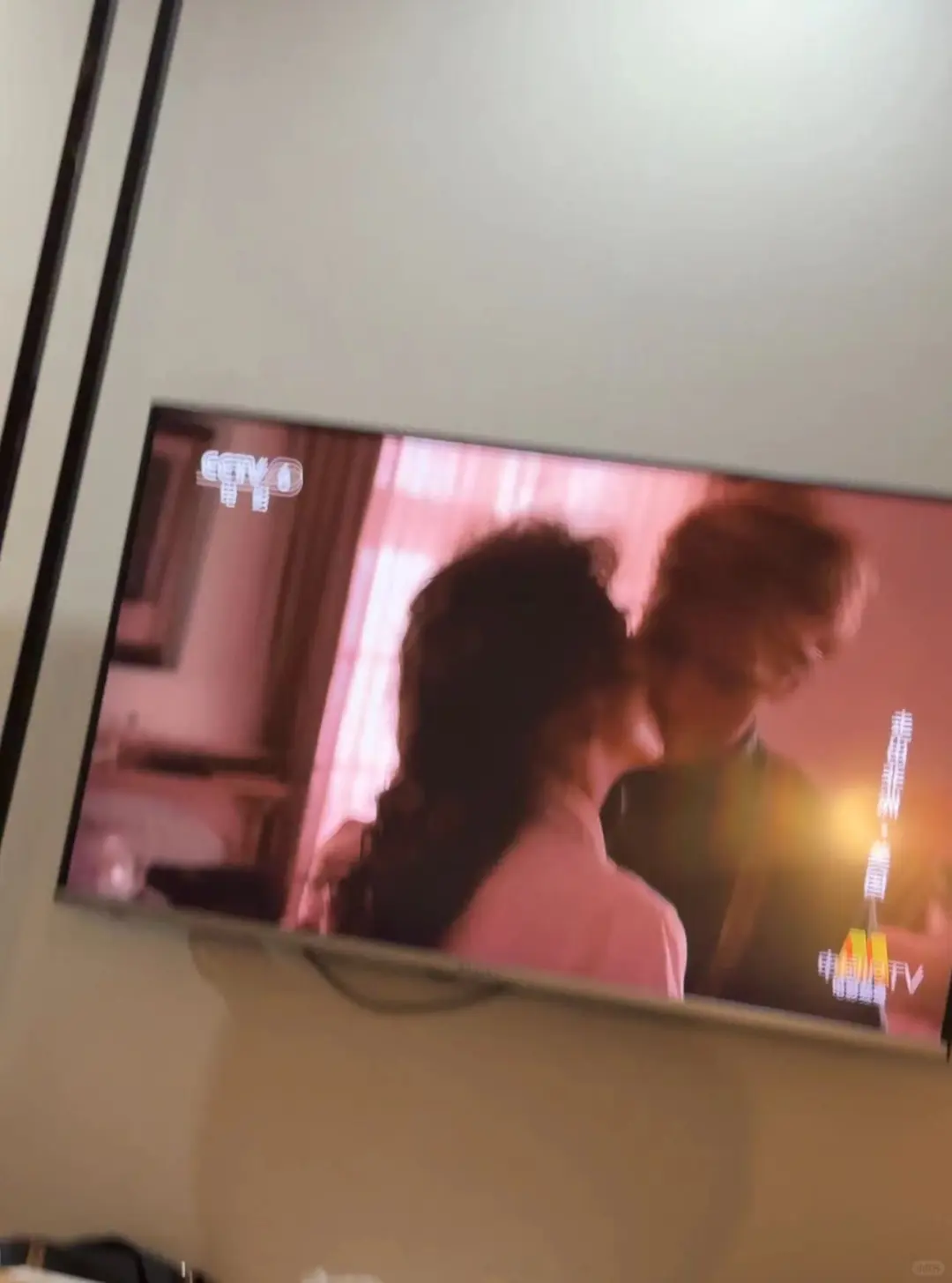 一个人住酒店中央6台是会放电影的😂