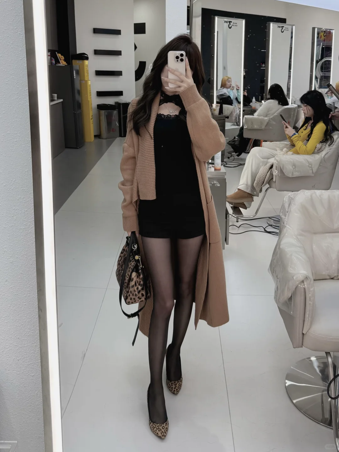 豹纹高跟鞋👠和油亮丝袜的碰撞就很…