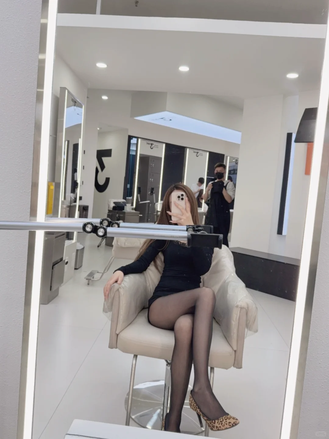 豹纹高跟鞋👠和油亮丝袜的碰撞就很…