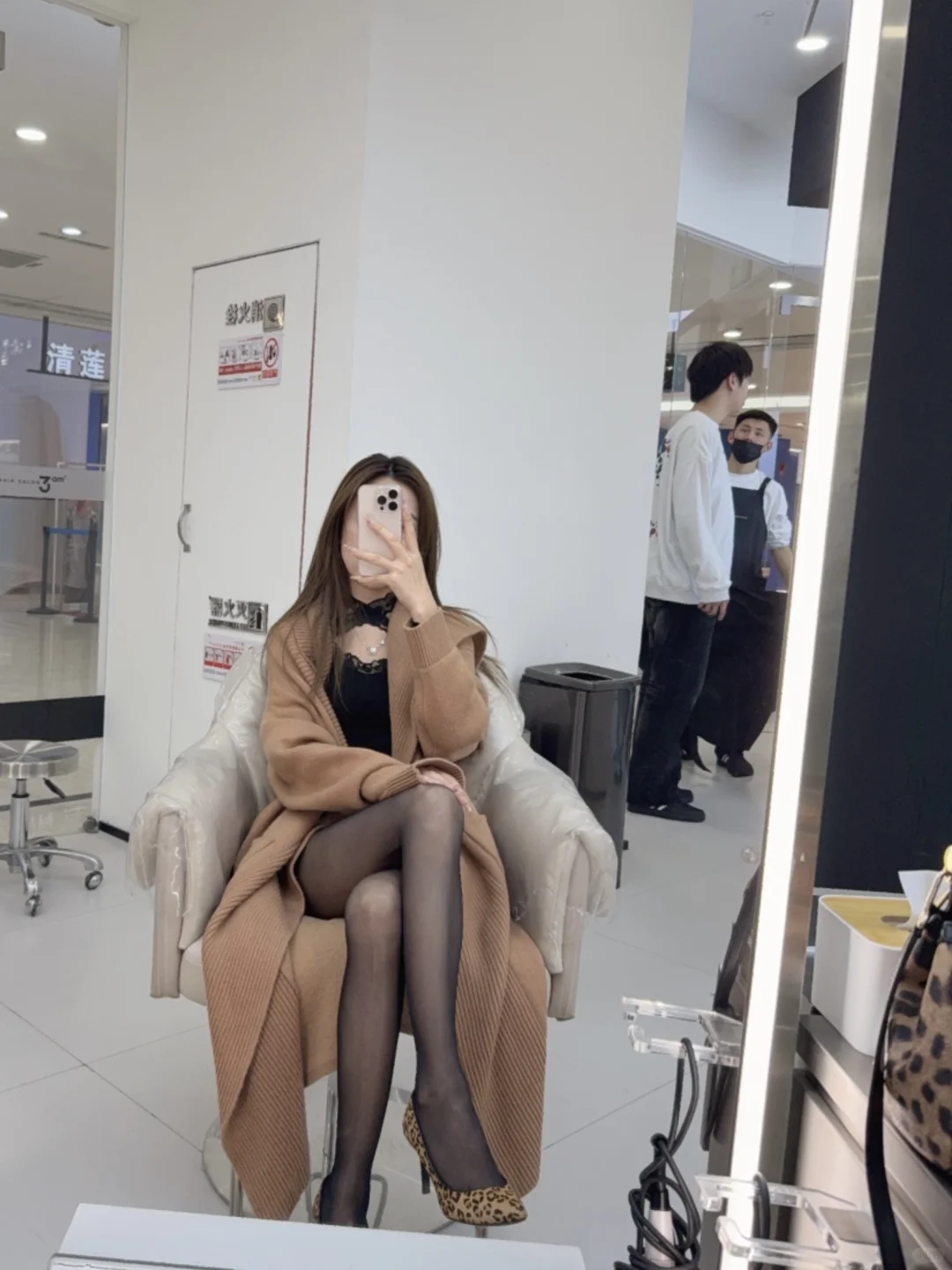 豹纹高跟鞋👠和油亮丝袜的碰撞就很…