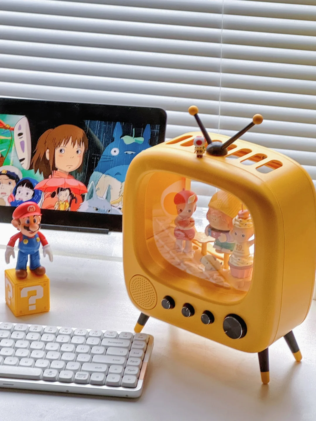 书桌日常：电视机手办收纳盒