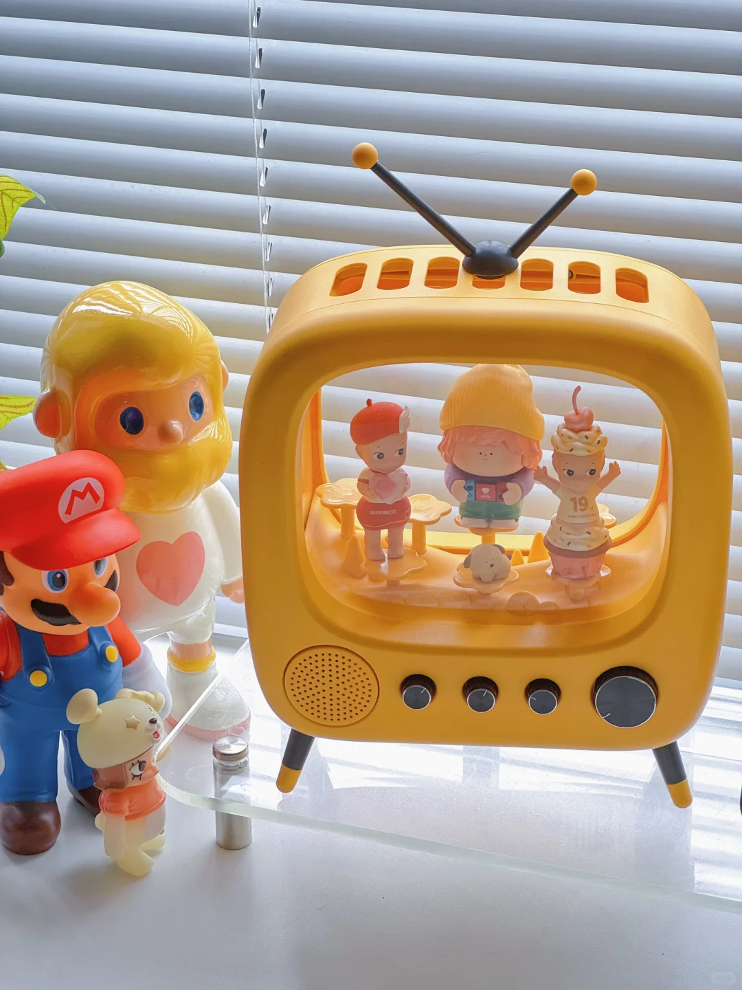 书桌日常：电视机手办收纳盒