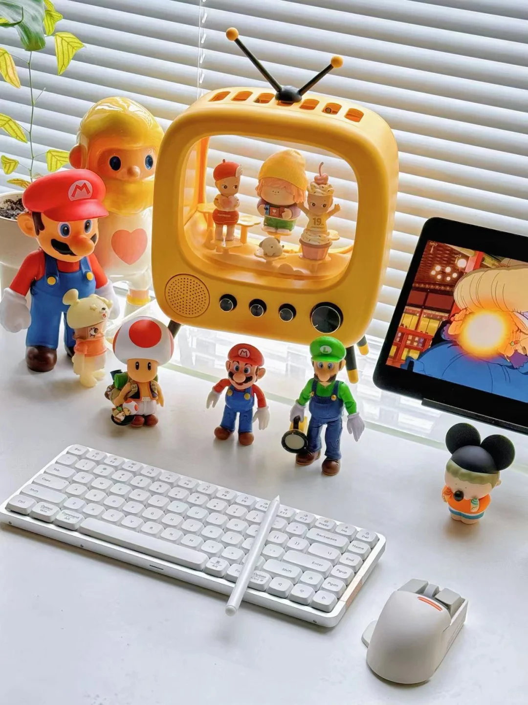 书桌日常：电视机手办收纳盒