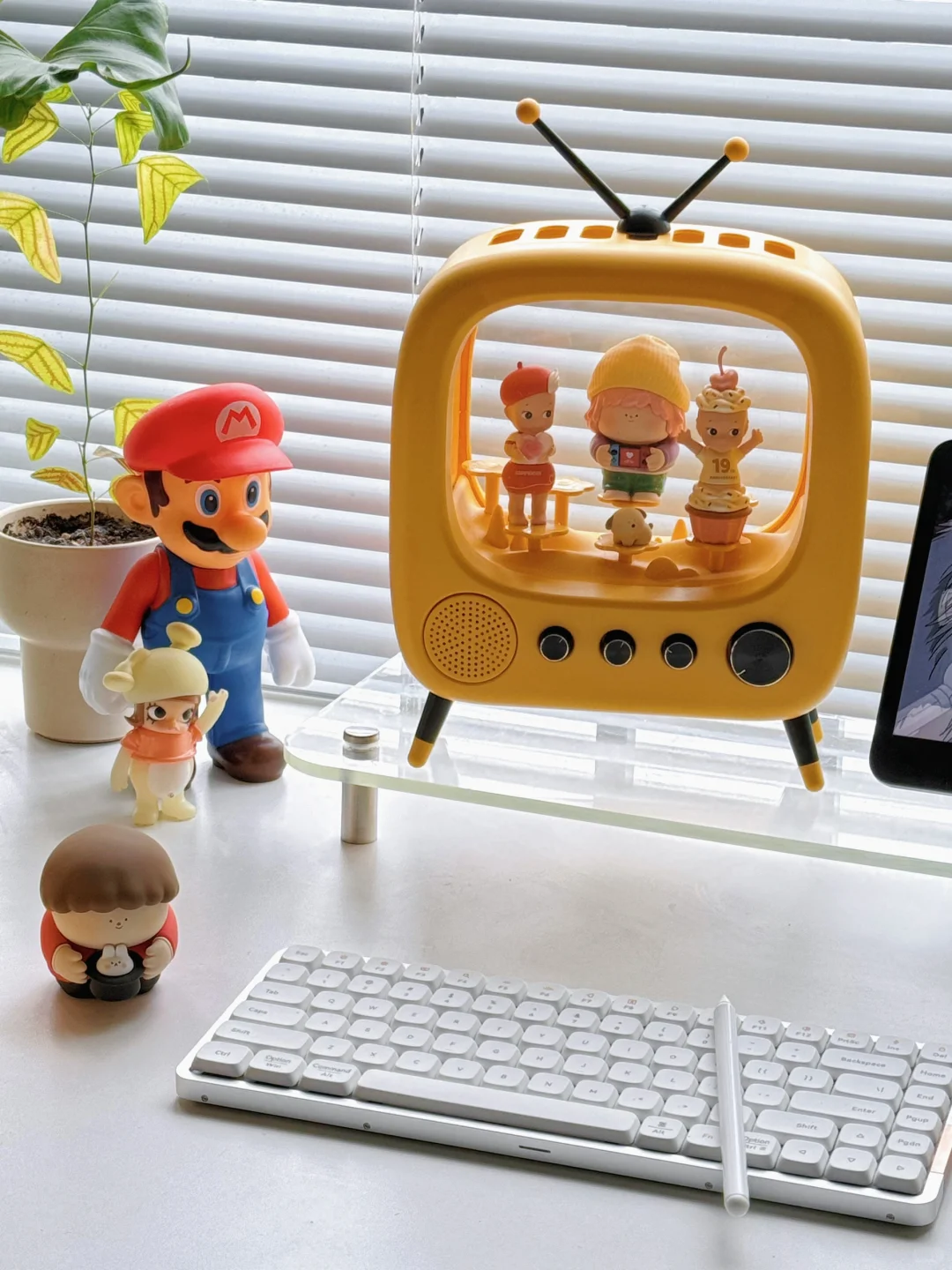 书桌日常：电视机手办收纳盒