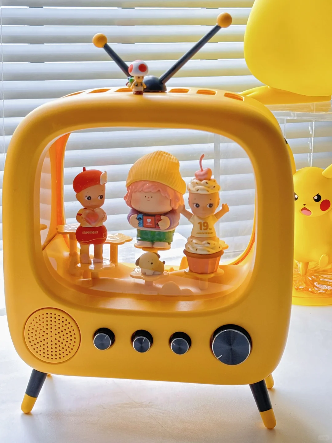 书桌日常：电视机手办收纳盒