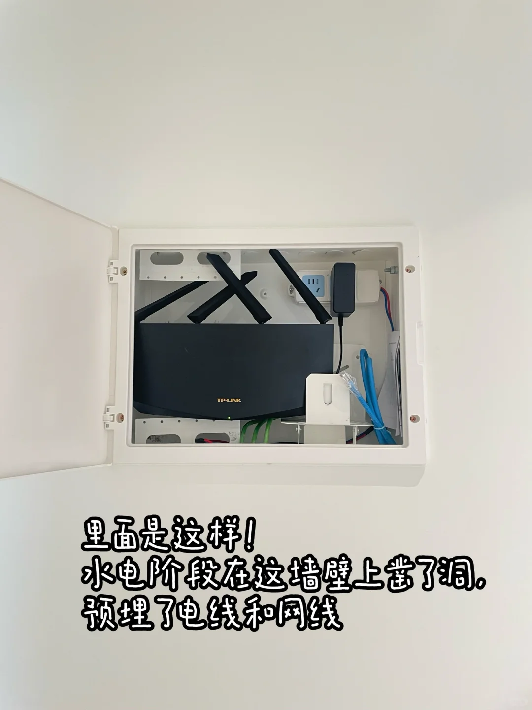 没有电视柜如何隐藏各种盒子、电线？