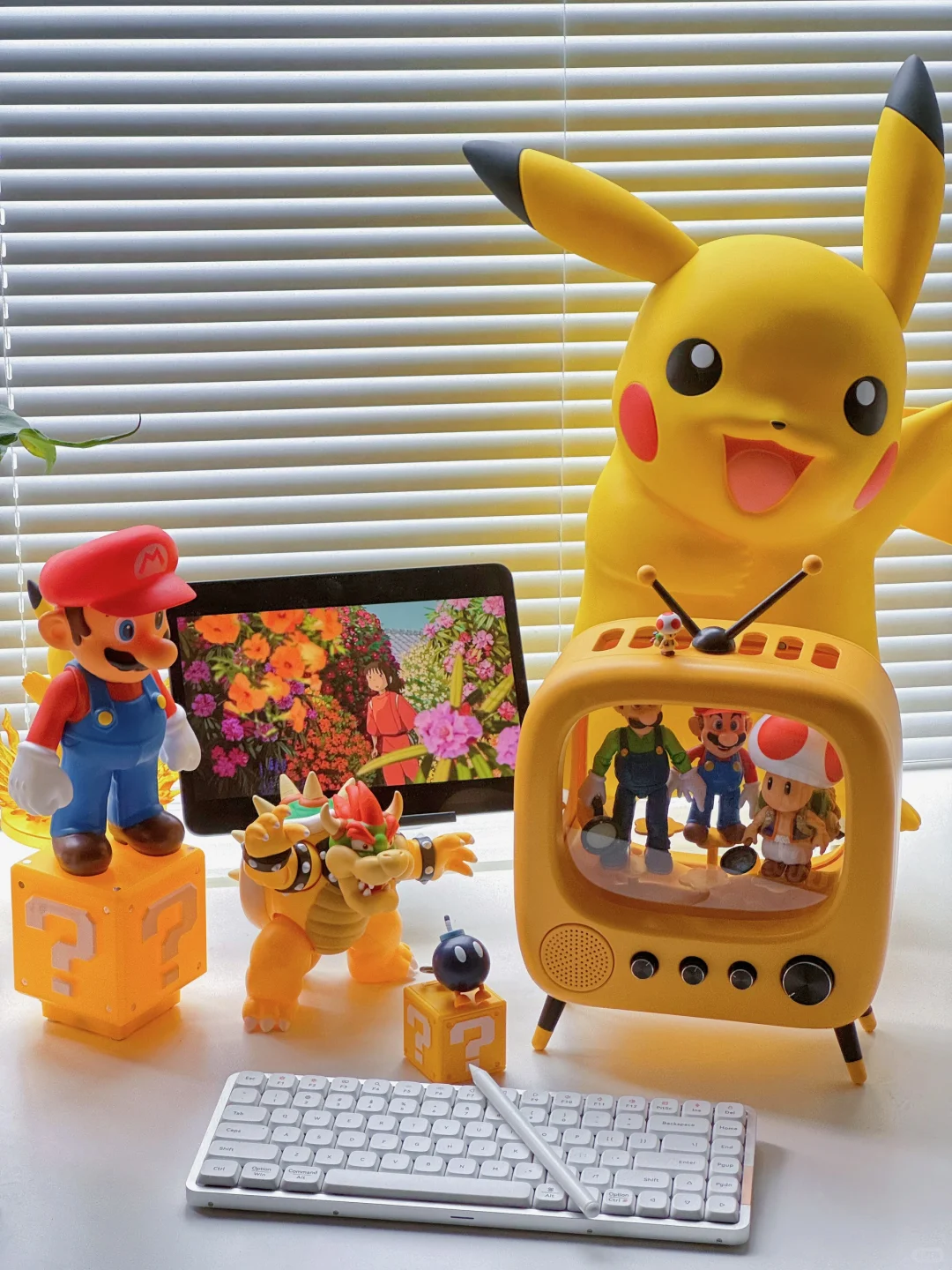 书桌日常：电视机手办收纳盒