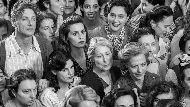 适合妇女节看，三月看，《还有明天》！