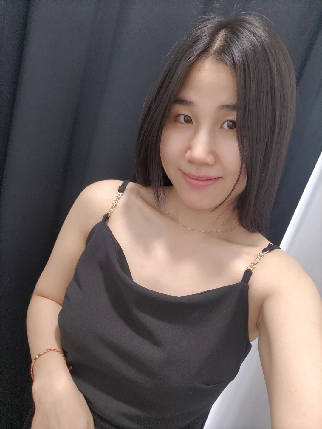 黑色吊带裙试穿