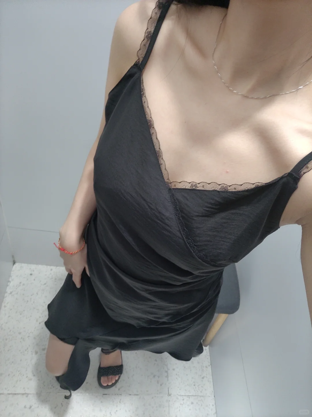 黑色吊带裙试穿