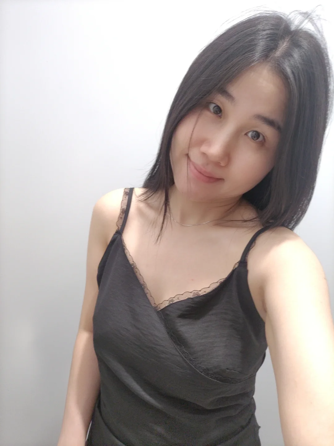 黑色吊带裙试穿