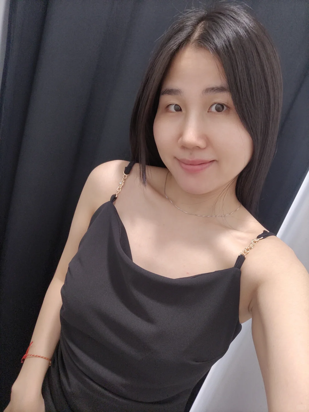 黑色吊带裙试穿