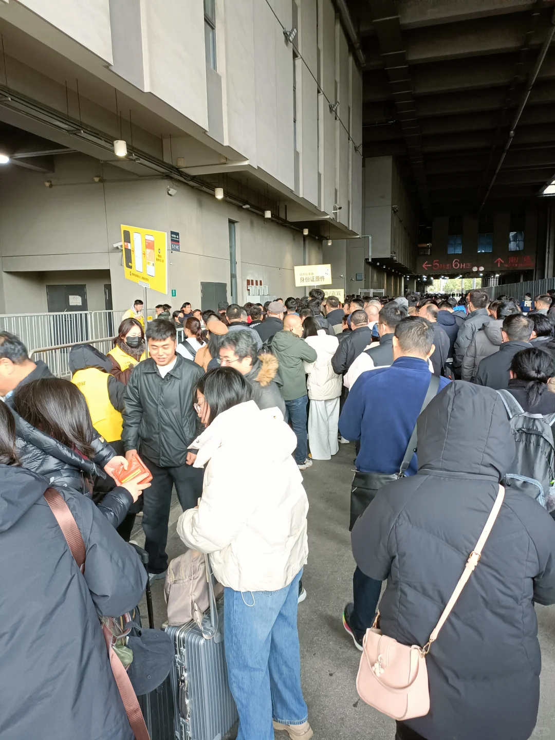 人挤人的华食展第一天