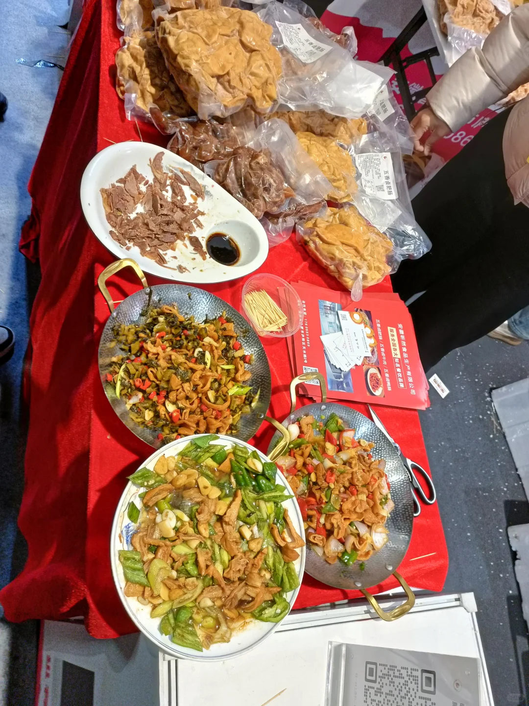 人挤人的华食展第一天