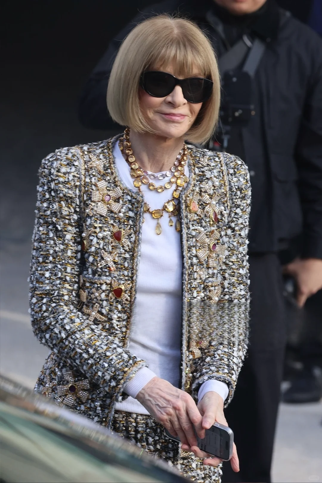 75岁的女魔头身着百万高定出席香奈儿大秀‼️