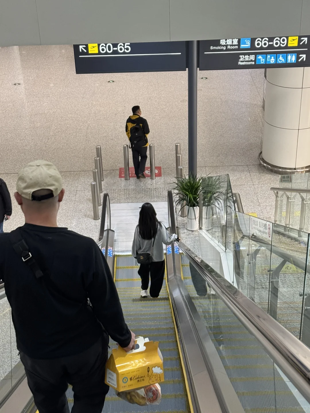 我那48岁但像女大的妈！偷拍 这世界没有女孩子怎么转