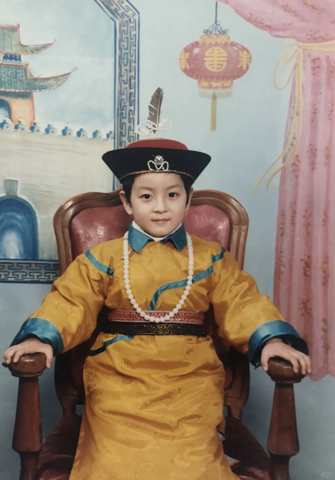 小朋友的鼻梁什么时候开始长啊，爸爸鼻梁很高娃咋一点没遗传到，前三张是爸爸，第二张