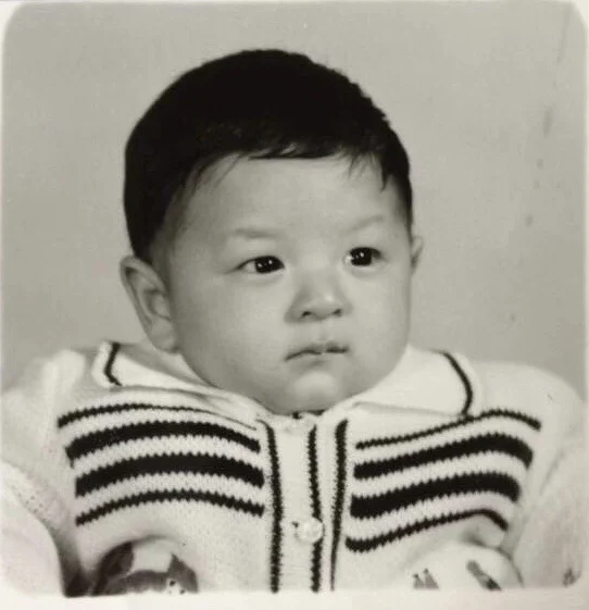 小朋友的鼻梁什么时候开始长啊，爸爸鼻梁很高娃咋一点没遗传到，前三张是爸爸，第二张