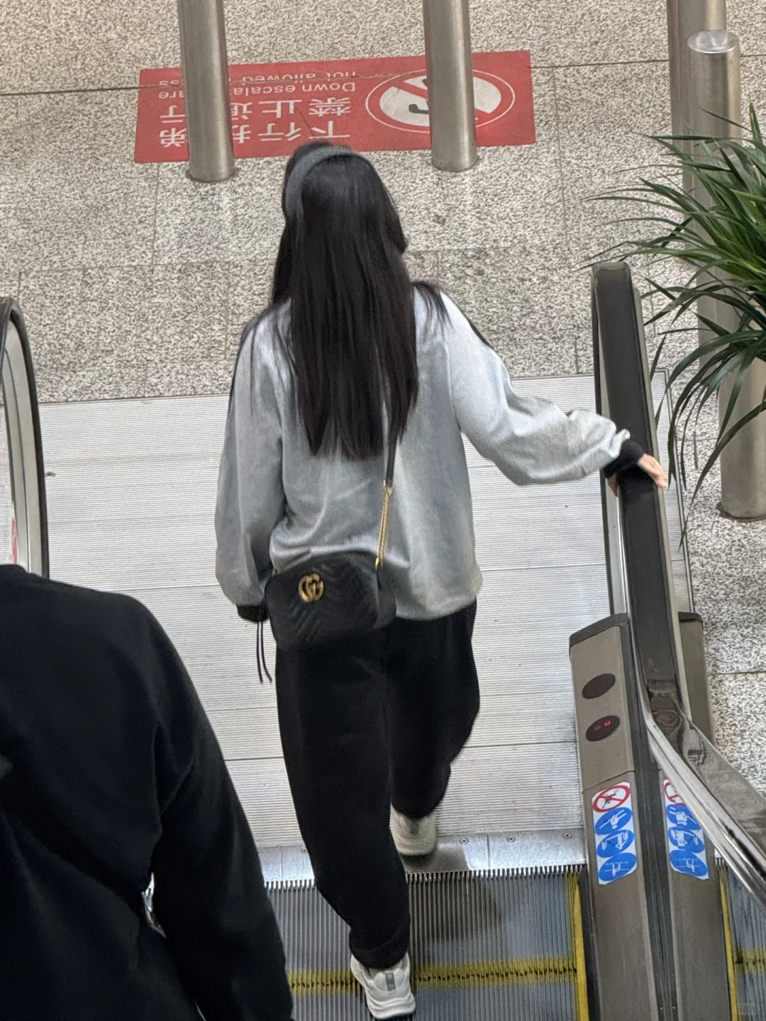 我那48岁但像女大的妈！偷拍 这世界没有女孩子怎么转