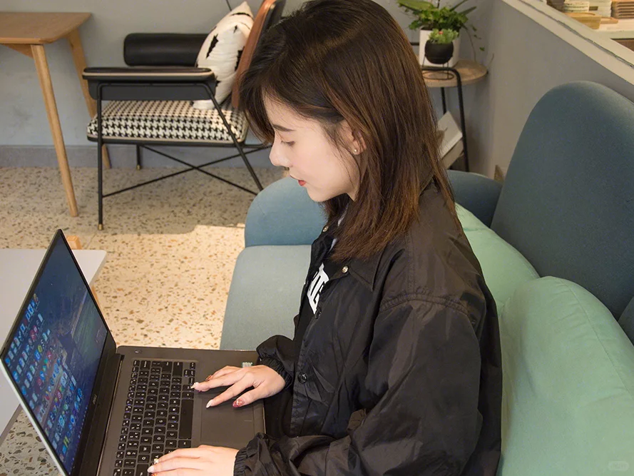 用Pr、Ps、Ai、Cdr等软件，用这几款电脑💻