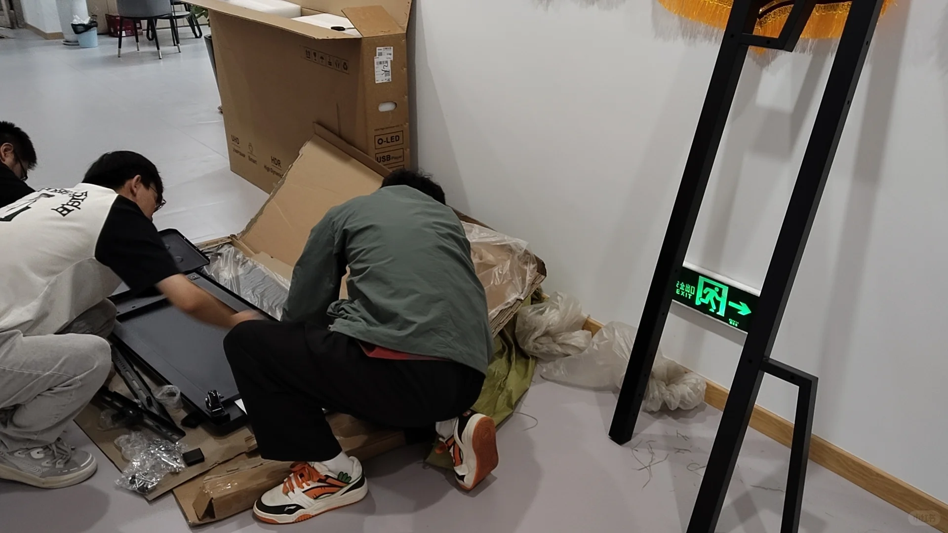 组装电视机架子啦😁