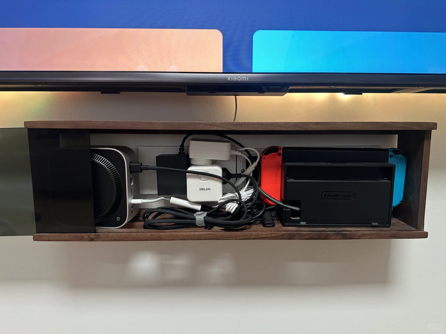 极简电视墙—小米电视+灯带+macmini+switch