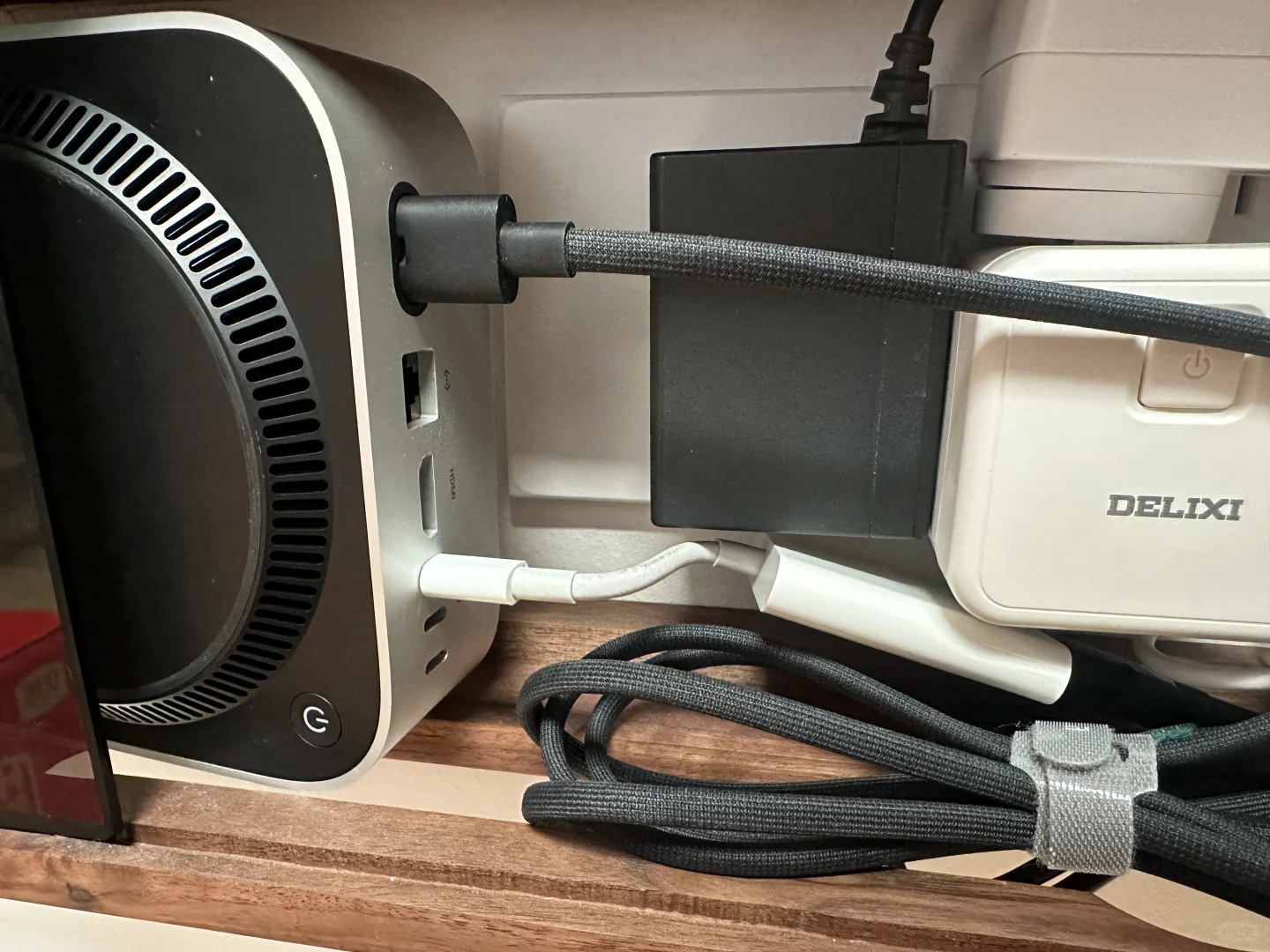 极简电视墙—小米电视+灯带+macmini+switch