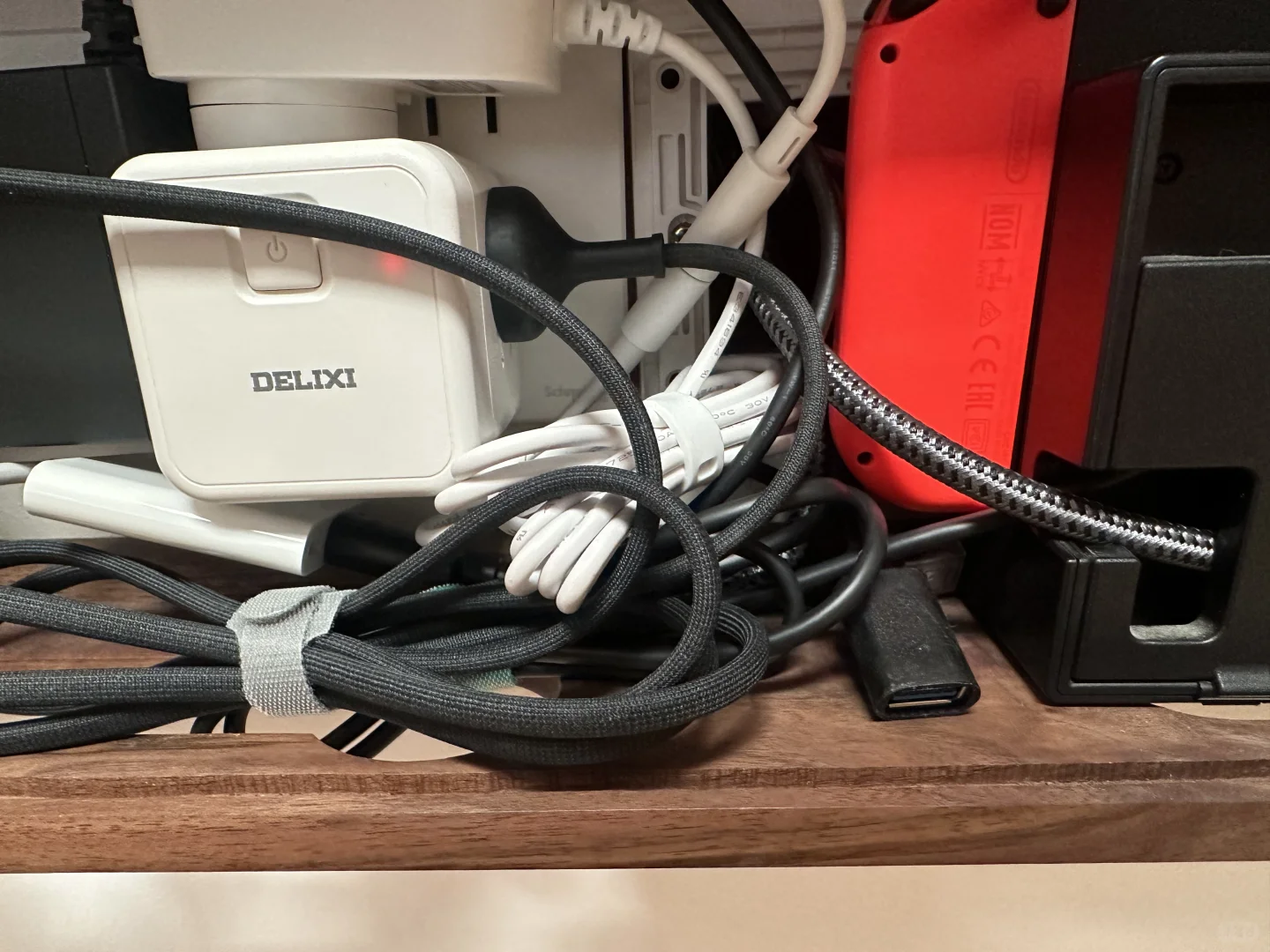 极简电视墙—小米电视+灯带+macmini+switch