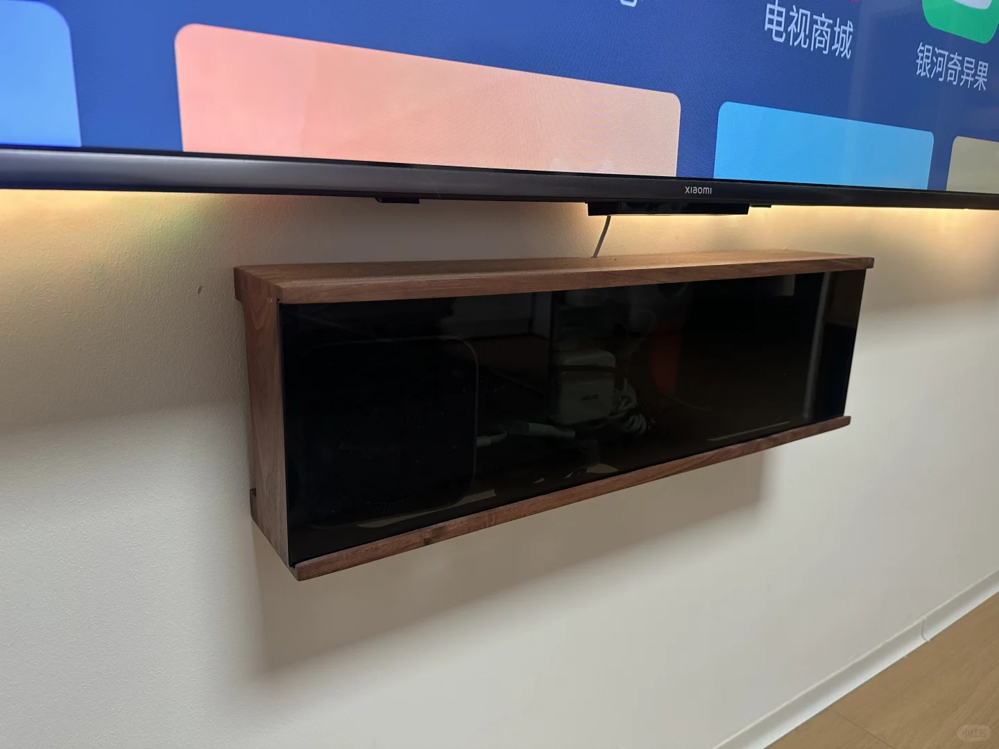极简电视墙—小米电视+灯带+macmini+switch