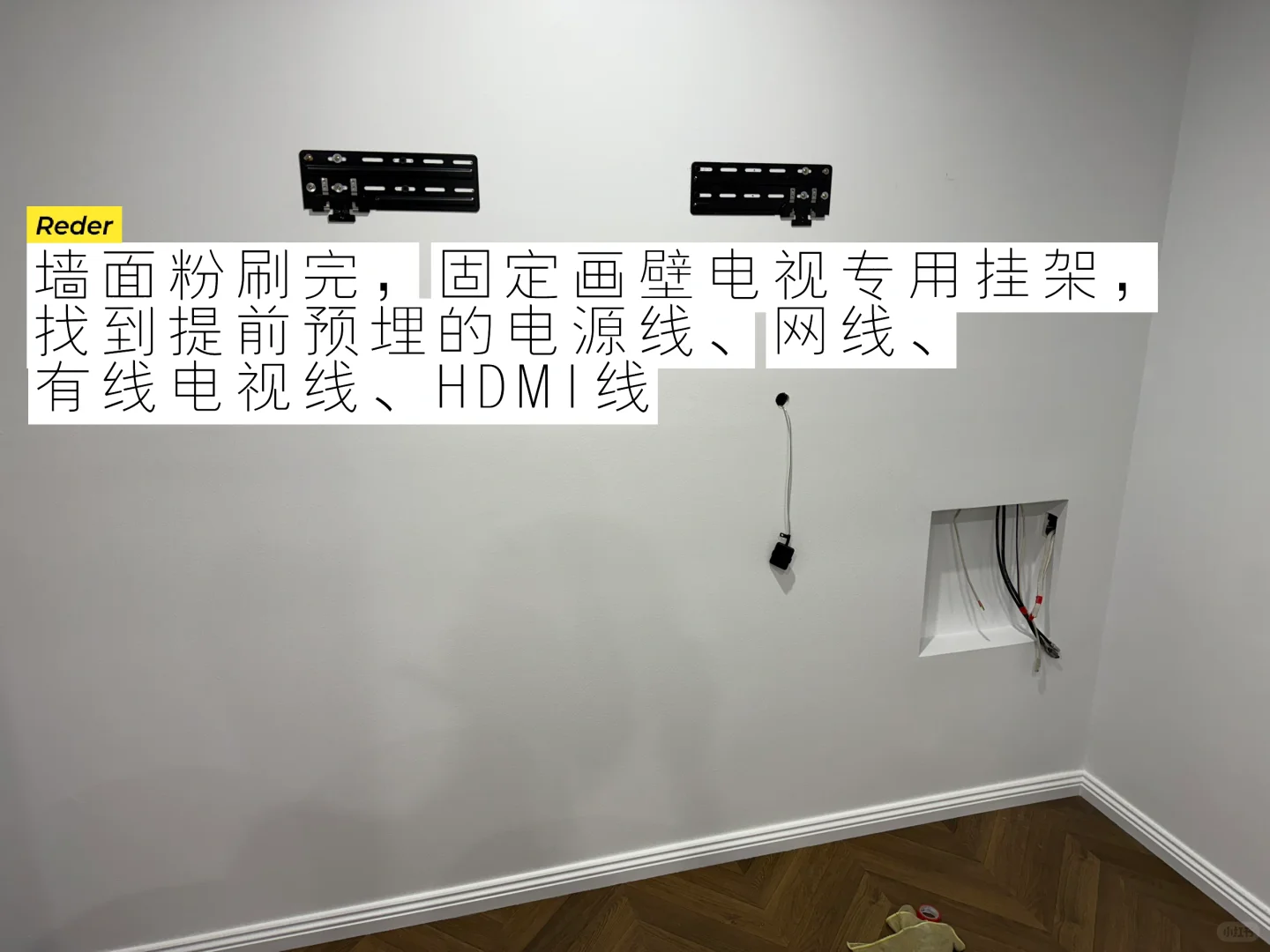 饭厅里挂了台三星Frame画壁电视