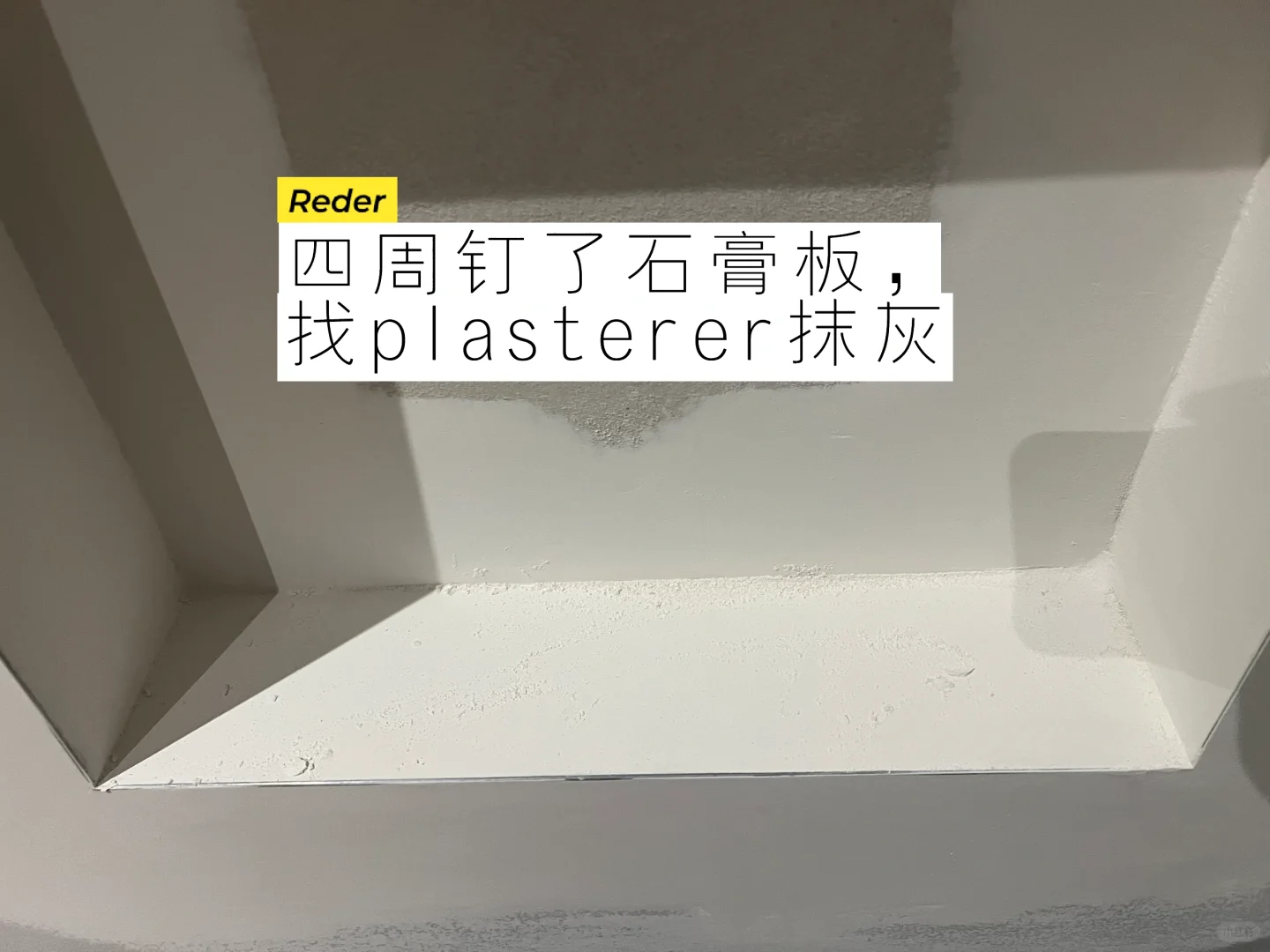 饭厅里挂了台三星Frame画壁电视