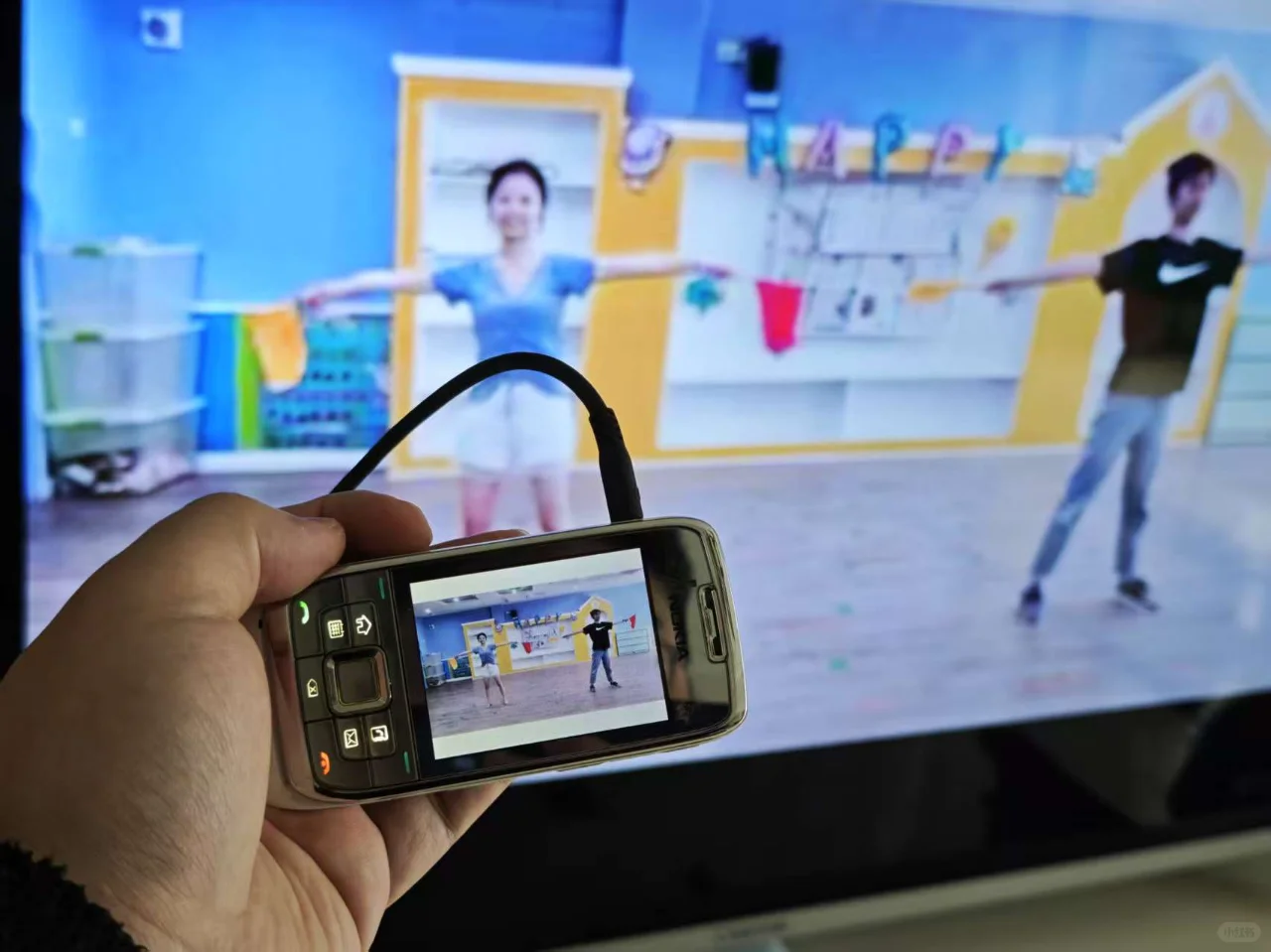 只需一根AV线，诺基亚旧手机秒变电视盒子