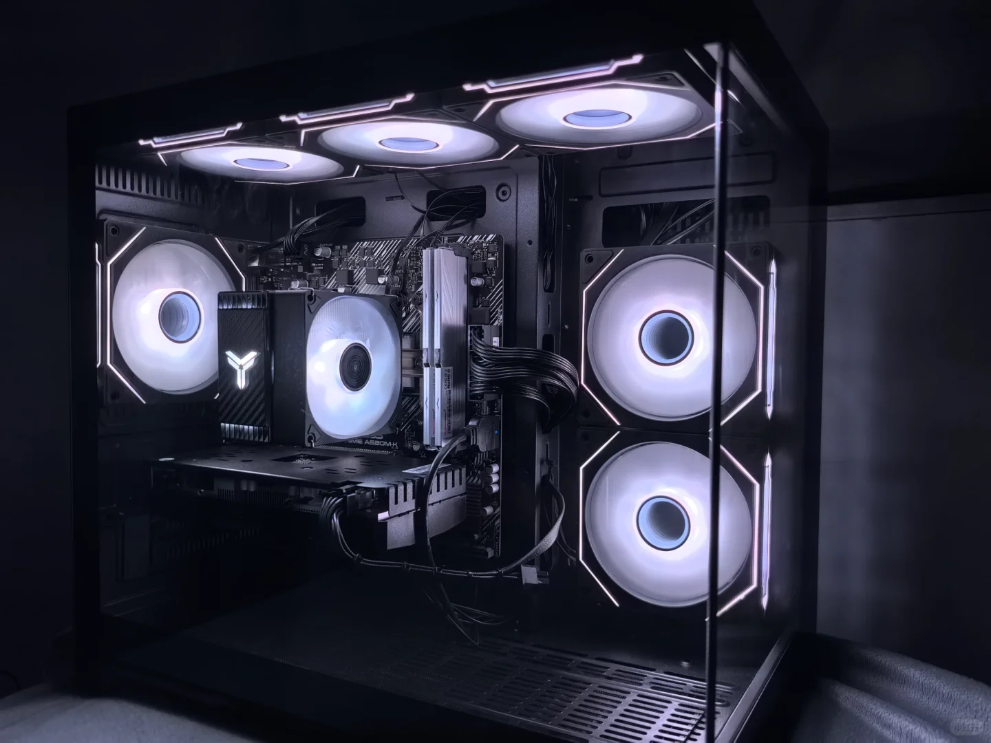 美化电脑桌面很简单的，只要几个软件