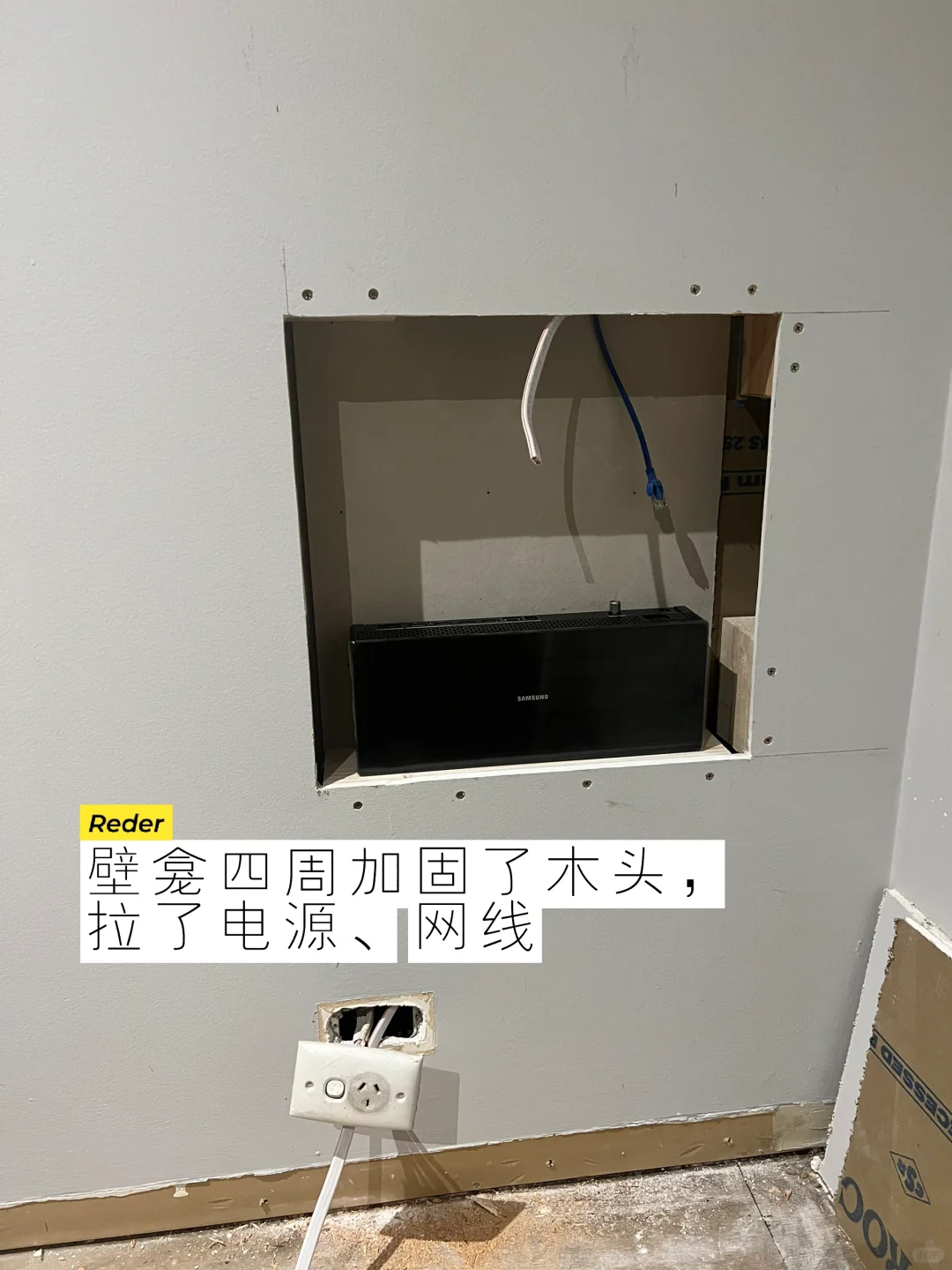 饭厅里挂了台三星Frame画壁电视