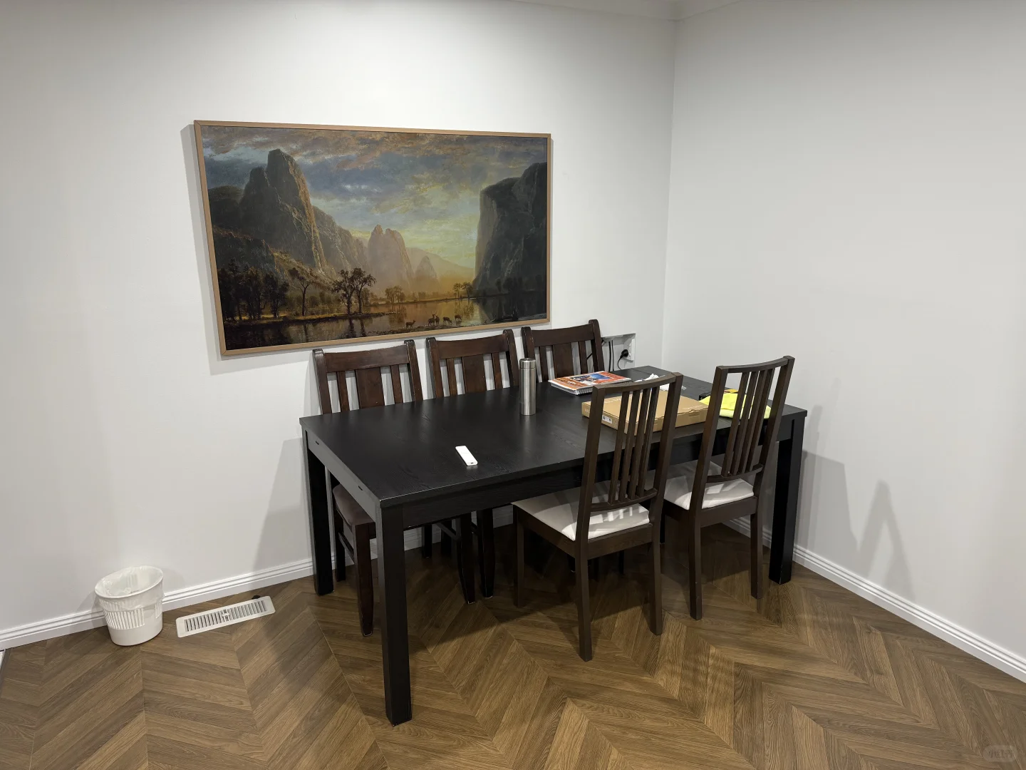 饭厅里挂了台三星Frame画壁电视