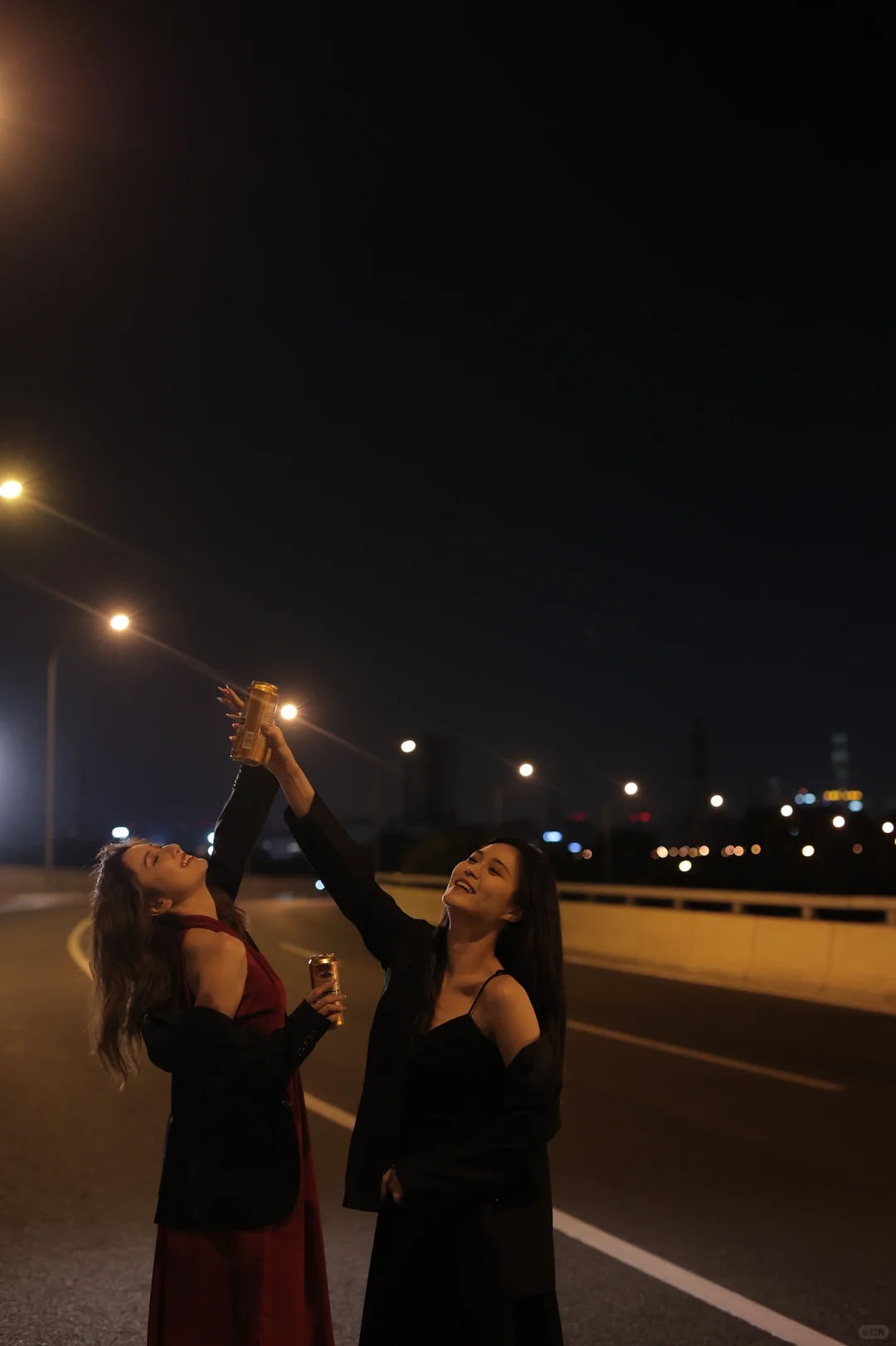 跟朋友在晚上拍的电影感照片📸